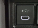 充電用USB端子付き。スマートフォンなどの充電に便利です。
