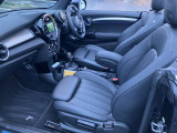スポーツシートで包み込まれる様な座り心地。長時間の運転もストレスフリーにできます!
