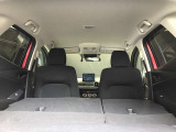 後部のシートを倒すとこんなに広々空間が!大きなお荷物を乗せる時でも心配ありません!