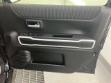 パワーウィンドウのスイッチですよ。運転席に居ながら窓を開け閉めのコントロールできます。