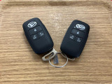 【スマートキー】 スマートキーを携帯していれば、ドアハンドルのボタンを押してロックの解除ができ、パワースライドドアもワンタッチで開閉できます。