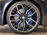 【BMWアロイホイル】軽量かつ強度に拘ったアロイホイル。走行性能ポテンシャルを引き出す設計。車の足元を引き締めてくれる大きなポイントはアロイホイルです。