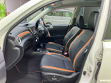 運転席と助手席は、黒を基調にオレンジのラインを配した落ち着きのある配色です。前方を見渡しやすい視界とすっきりした足元で、乗り降り後も快適に過ごせます。