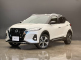 スタイリッシュなコンパクトSUV「キックス e-POWER」が入荷!力強いダブルVモーションフロントグリルとホワイトパールボディが調和した洗練されたデザインです。