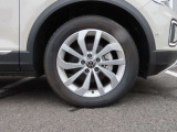 215/55R17インチ・アルミホイールになります。