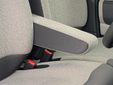 アームレストです!これがないと運転が落ち着かないという方もいらっしゃるのではないでしょうか?肘置きがあるだけでも比較的楽な姿勢で運転することが出来ますし腕の疲れを軽減できます。