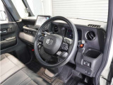 ◆視界広々で非常に運転しやすくロングドライブでも疲れを感じさせないすっきりとまとまったインパネ周りです。