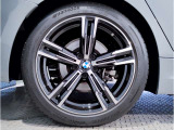 【BMWアロイホイル】軽量かつ強度に拘ったアロイホイル。走行性能ポテンシャルを引き出す設計。車の足元を引き締めてくれる大きなポイントはアロイホイルです。