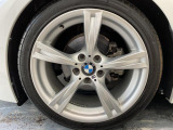 BMWならではの卓越した走りを支えるホイールと足回りです!日本車の走りに慣れている方にもぜひ体感して頂きたいほど、高いレベルでまとまっています!