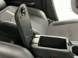 【フロントセンターアームレスト(ボックス付き)】運転席と助手席の間には、小物が収納できるボックス付のアームレストが装備!必要な物をぱっと取り出せて車内もスッキリです♪