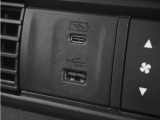 ◆USB入力端子◆USB接続、スマートフォンの充電等にも便利なUSBチャージャー使いやすい場所に装備されています。
