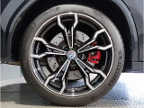 【BMWアロイホイル】軽量かつ強度に拘ったアロイホイル。走行性能ポテンシャルを引き出す設計。車の足元を引き締めてくれる大きなポイントはアロイホイルです。