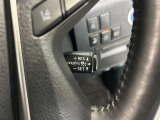 前方の車との車間を設定し、スピードを上げたり緩めたりを自動で行ってくれる追尾式の「レーダークルーズ」。上級装備の一つです!高級車にしかつかない嬉しい機能です。