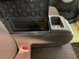【アームレストコンソール】すぐに取り出せる便利なスペース。スマート収納ですっきり快適な車内に。