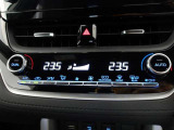 オートエアコンです。車内を設定温度に保ち、快適空間をキープします。