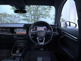 内装はシンプルに使い勝手を考え作られています。お車を運転する感覚をダイレクトに体感して頂けます。室内も広くロングドライブにも快適にお過ごしいただけます。