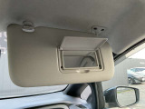 身だしなみのチェックなどにも便利なバニティミラー付きサンバイザー(運転席側)