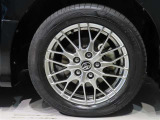 純正のアルミホイール装着車です。タイヤサイズは205/55R16です。