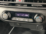 【オートエアコン】一度お好みの温度に設定すれば、車内の温度を検知し風量や温度を自動で調整。暑い&hellip;寒い&hellip;と何度もスイッチ操作をする必要はありません。快適な車内空間には必須の機能ですね♪