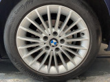 BMWならではの卓越した走りを支えるホイールと足回りです!日本車の走りに慣れている方にもぜひ体感して頂きたいほど、高いレベルでまとまっています!