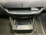【インストセンターロアボックス】CDなどが収納できる格納式のボックス!
