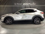 CX-30のスタイリングを特徴付けているのが、ボディ下部に取り回されたクラッディングパネルです。ボディ面を薄く見せることと、SUVらしい力強さを表現しています♪