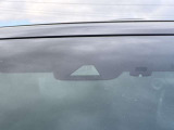 【トヨタセーフティセンス】走行中に前方の車両等を認識し、衝突しそうな時は警報とブレーキで衝突回避と被害軽減をアシスト。より安全にドライブをお楽しみいただけます。