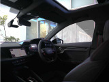 内装はシンプルに使い勝手を考え作られています。お車を運転する感覚をダイレクトに体感して頂けます。室内も広くロングドライブにも快適にお過ごしいただけます。
