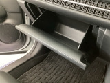 【グローブボックス】収納スペースが沢山あるので車内が散らからずに助かります。ちょっとした物を入れるのにいいですね♪