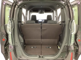 開口部も広く荷物の積み下ろしもしやすいお車となっております。シートの背もたれは5:5の割合で背もたれを可倒でき、前後のシートスライドもできるので荷室をひろげることができます。