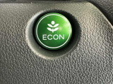 ECONスイッチ操作でエンジンやミッション、エアコンなどを総合的に制御、燃費をよくするようクルマが頑張ります。