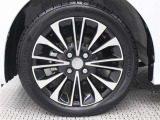 15インチアルミホイール(切削)が装着されています。タイヤサイズ165/55R15