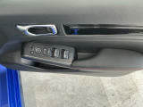 運転席のスイッチで全てのウィンドウの開閉操作を行うことができます。ロックボタンをONにしておくと、運転席以外のウィンドウは作動しないのでお子様を乗せているときなども安心ですね♪