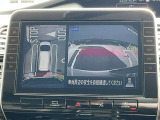 アラウンドビューモニターです。4つのカメラからの映像を合成・処理することで空から見下ろすような視点で周囲を確認でき、駐車時のクルマの位置確認がスムーズになります。