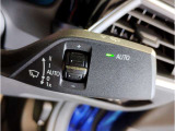【ドライバーコックピット】人間工学に基づきドライバー中心にすべての操作パネルを設計。ドライバーが直感的に操作できる様にドライバー側にわずかに傾斜。常に運転に最適な姿勢/視線を保つ事が出来ます!