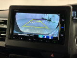 リバースギアに入れるだけで後方の表示へ切り替わります。夜間や雨の日の駐車も楽になりますよ。