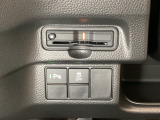 ハンドルの左下にETCとHondaセンシング用の、VSA(ABS+TCS+横滑り抑制)解除スイッチなどがついています。高速道路の料金所の通過も楽々です。 カードの取り出しもしやすい場所についています。