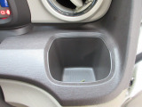 運転席側の手の届きやすい位置にドリンクホルダーが付いています。