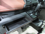 インストスライドボックス ティッシュボックスがまるまる一つ入るボックスです運転席からも開け閉め可能です