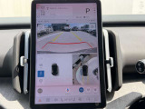便利なバックビューカメラを装備し、ステアリング舵角に合わせたガイドライン表示もおこないます。女性オーナー様からも好評のCTA(クロストラフィックアラート)も内蔵し、見えない死角からの危険も警告します!