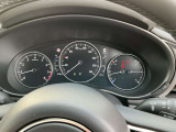 走行に必要な車速や安全支援の状況を中央画面に集約し、直感的に把握できます。少ない視線移動で確認できるクリアな表示により、日常の街乗りから高速走行まで安心して運転に集中できるよう配慮された設計です。