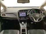 車内は光触媒抗菌消臭施工済です。インパネ周りはスタイリッシュなデザインです。グローブボックスやカップホルダーのほかにトレーなどたくさんの収納スペースが付いています。