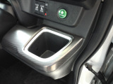 運転席右側のドリンクホルダーです。