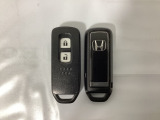 スマートキーを装備しています。鍵を差し込むことなくドアロックの開け閉めと、スタートボタン操作でのエンジンスタートができます。スペアキーも同じものを用意しております。
