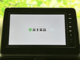 停車中には、お気に入りの番組や映像を楽しめます。長距離移動の際の休憩時間に、リラックスした時間を過ごせるのが魅力です。