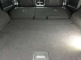 リヤシートを倒すと大きな荷物も搭載可能です。