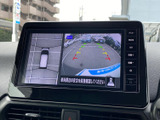 車両後方の映像とガイド表示で、駐車時に周囲との距離感を確認しやすくなっています。車両周辺の安全確認を助け、切り返しや駐車を日常的にサポートします。