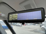 車両後方のカメラ映像を映し出し、車内の状況や、天候などに影響されずいつでもクリアな後方視界が得られるインテリジェントル-ムミラ-が装備されております。