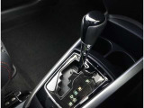 親しみやすいシフトです。 坂道や信号の多い日本では操作が簡単でいいです。 シフトチェンジしやすい所に配置されているので操作し易いですよ。