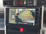 パノラミックビューモニターで、後方と全体を確認しながら安心して駐車することができます。